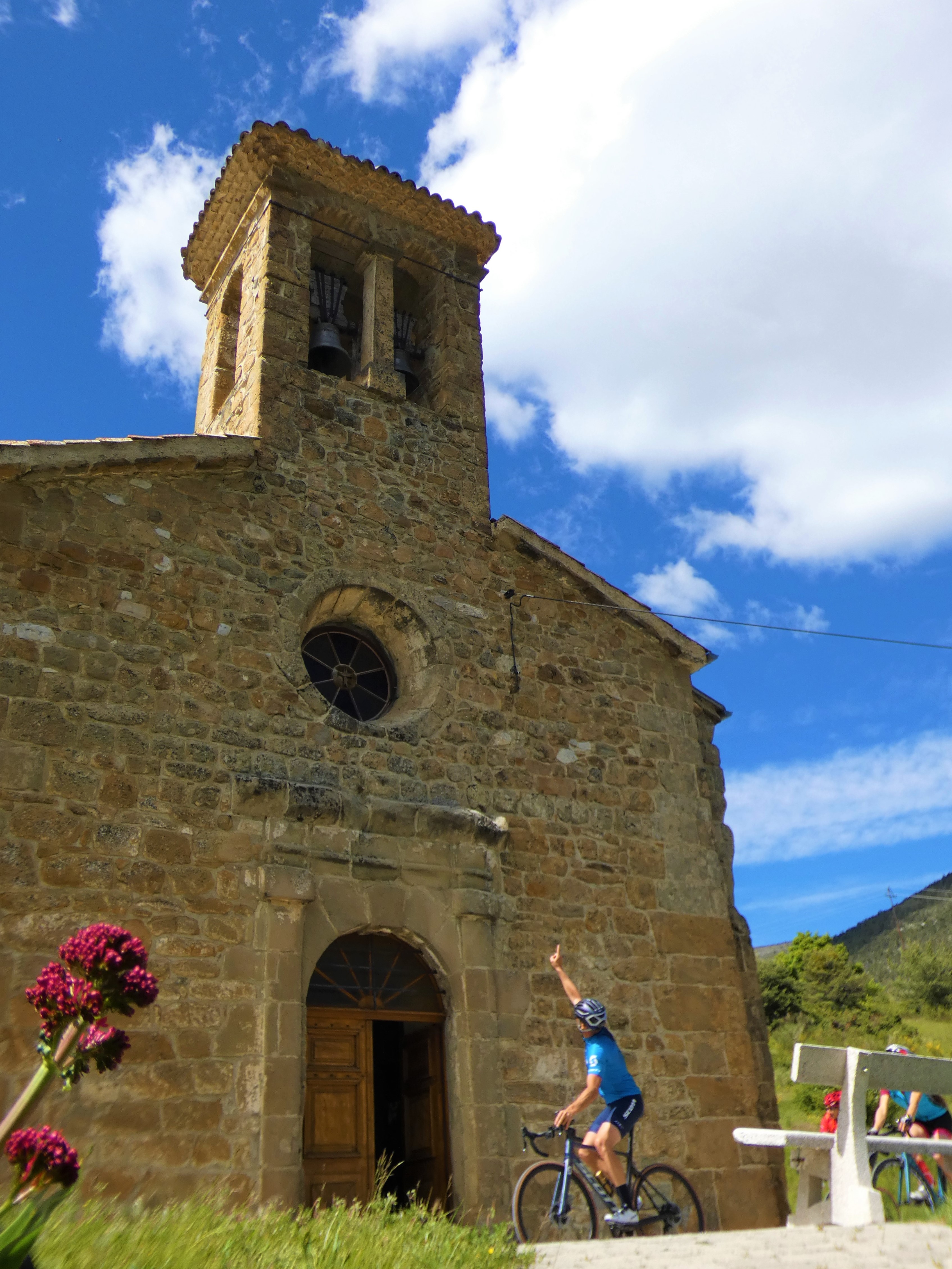 Ciclista davanti all&apos;église de Montmorin